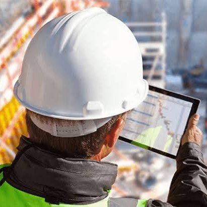 Ingeniero residente con tablet capturando evidencia en obra