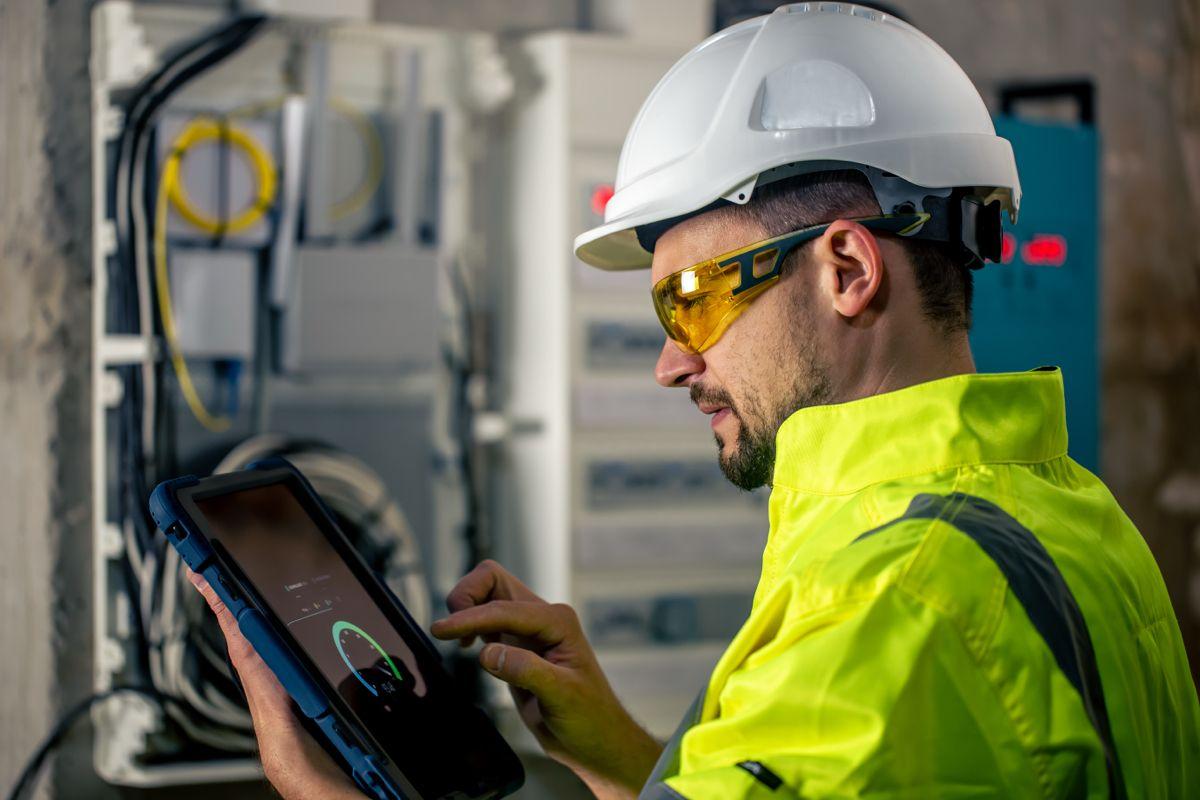 Tablet mostrando una inspección aprobada en una obra ordenada